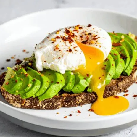 Toast di pane integrale con avocado e uovo in camicia